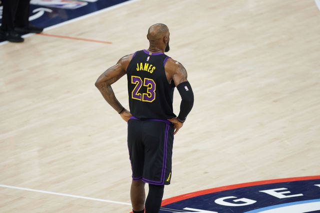 LeBron James alimenta cenários de retirada