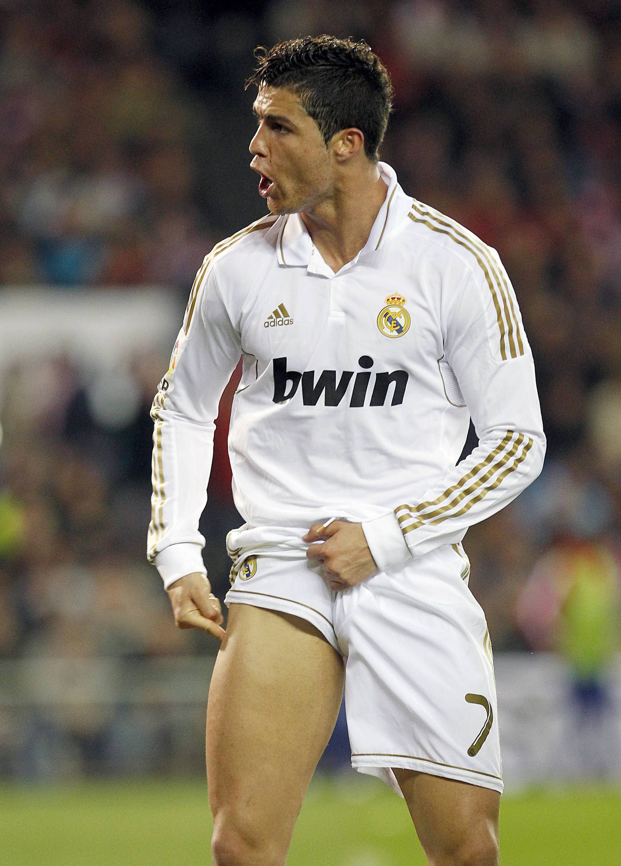 Um festejo icónicos de Ronaldo, a apontar para a perna após marcar um golaço ao Osasuna. Tinha 27 anos (IMAGO)