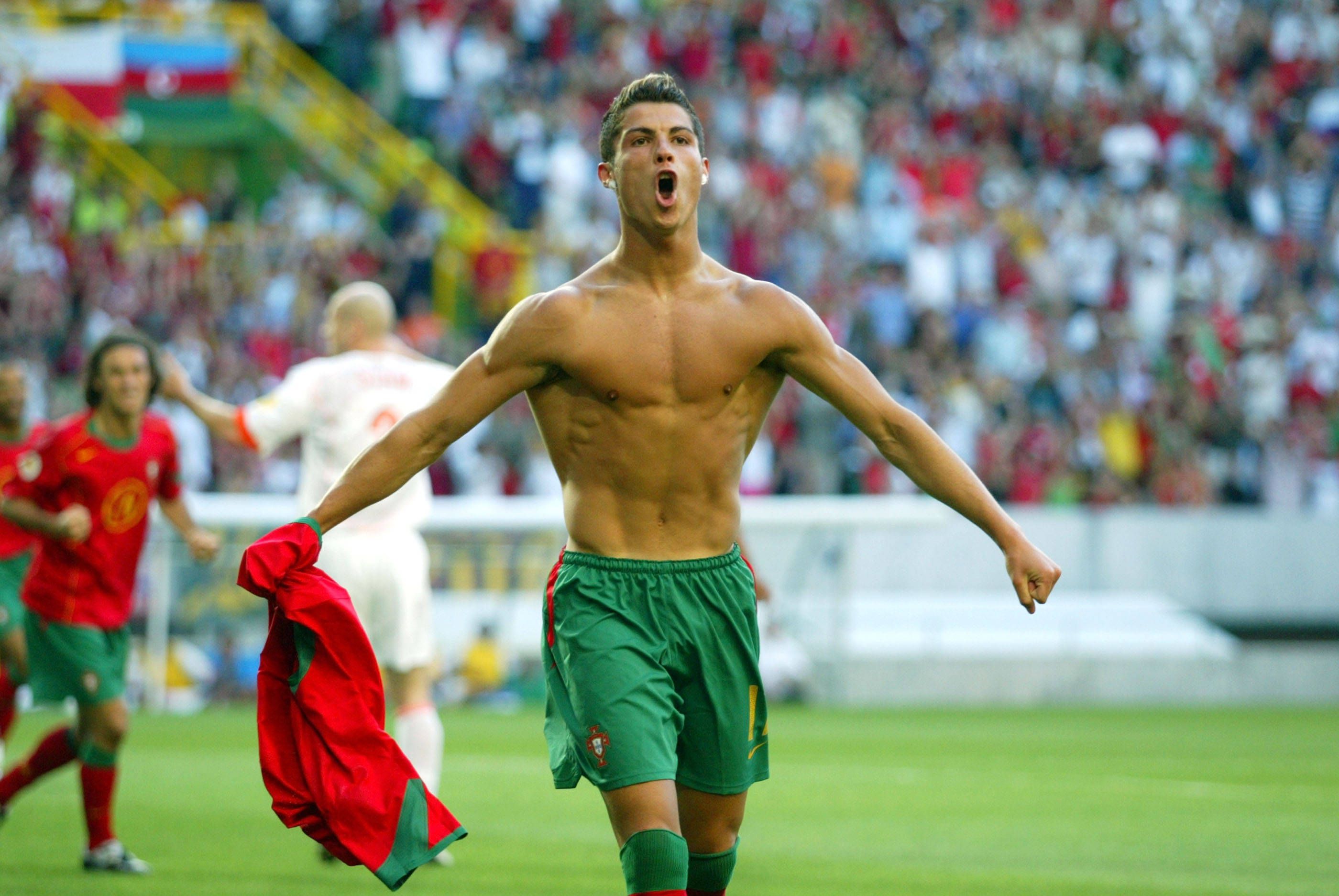 Aos 19 anos, Ronaldo marcou dois golos no Euro 2004 (IMAGO)