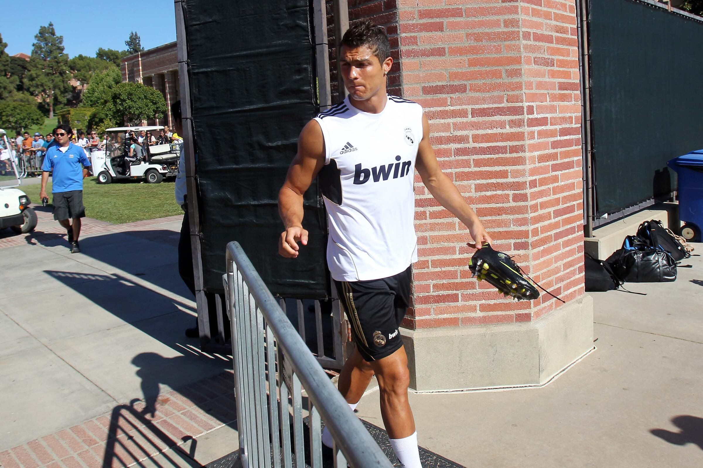 Ronaldo aos 26 anos, num treino do Real Madrid (Foto: PAULO SANTOS/ASF)