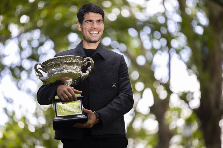 Carlos Alcaraz com o troféu do Open da Austrália