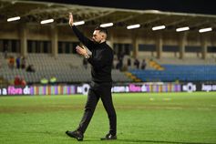 Farioli agradece apoio dos adeptos após a derrota do FC Porto com o Casa Pia - Foto: Sérgio Miguel Santos