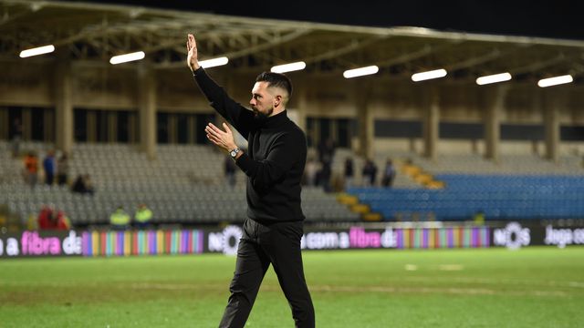 Farioli agradece apoio dos adeptos após a derrota do FC Porto com o Casa Pia - Foto: Sérgio Miguel Santos