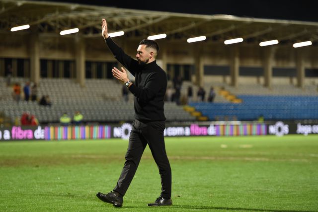 Farioli agradece apoio dos adeptos após a derrota do FC Porto com o Casa Pia - Foto: Sérgio Miguel Santos