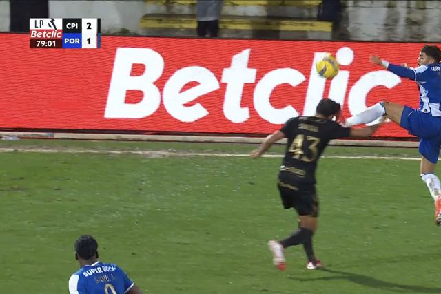 VÍDEO: entrada de karaté vale expulsão a William Gomes, que falha Sporting