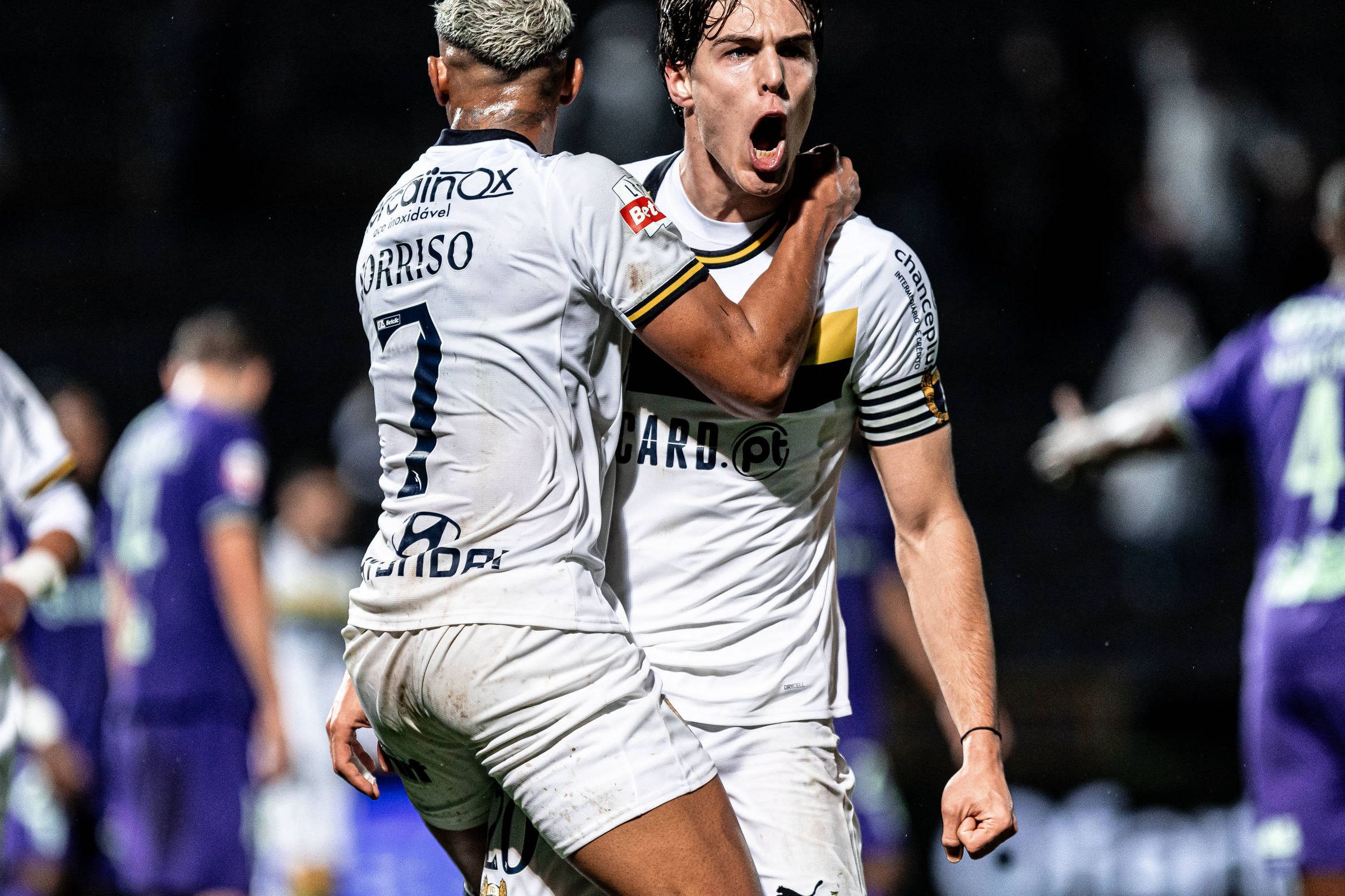 Gustavo Sá a celebrar um golo pelo Famalicão ao SC Braga