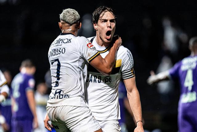 Gustavo Sá a celebrar um golo pelo Famalicão ao SC Braga