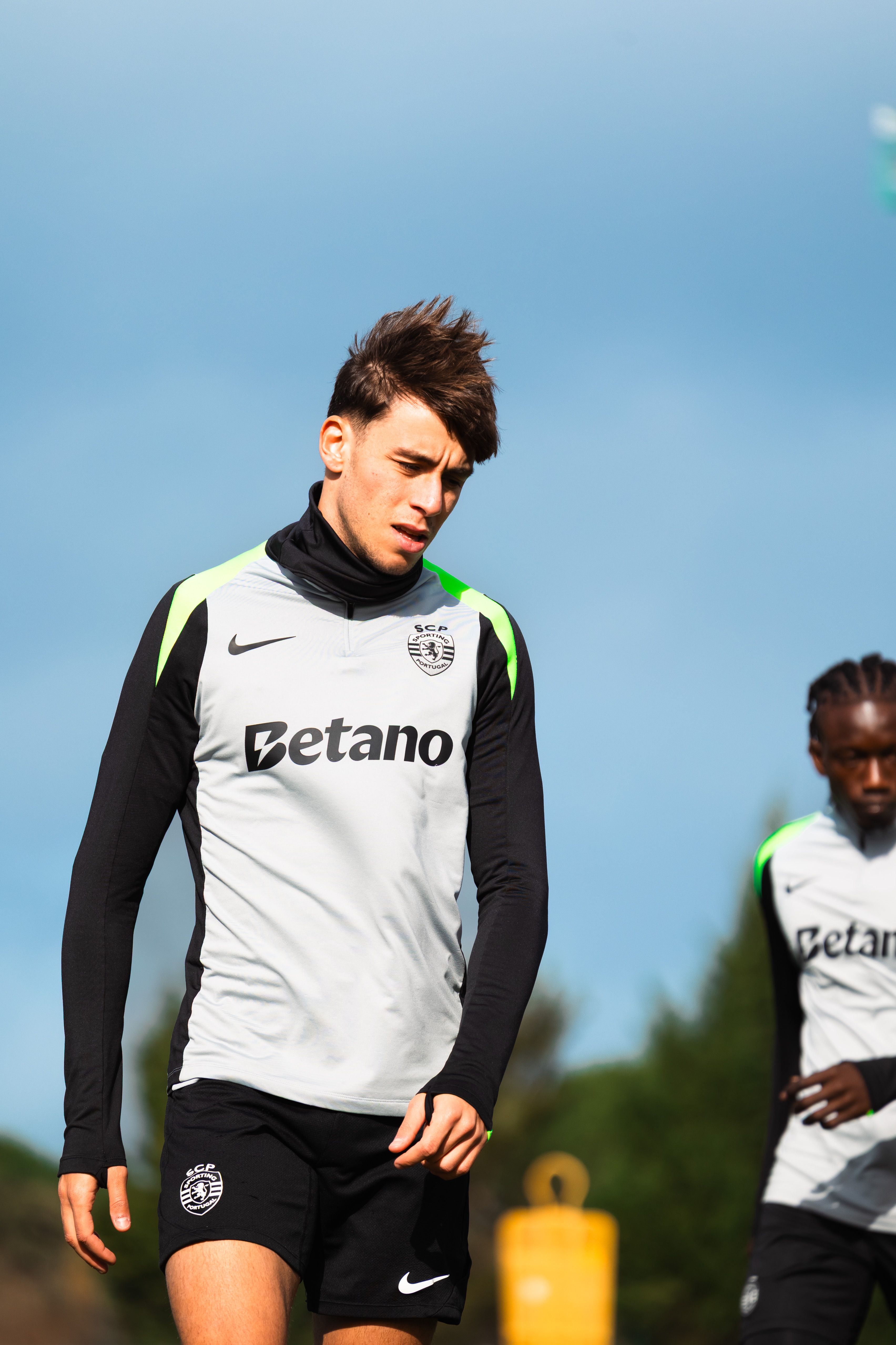 Vagiannidis também não saiu do banco e por isso trabalhou no relvado da Academia