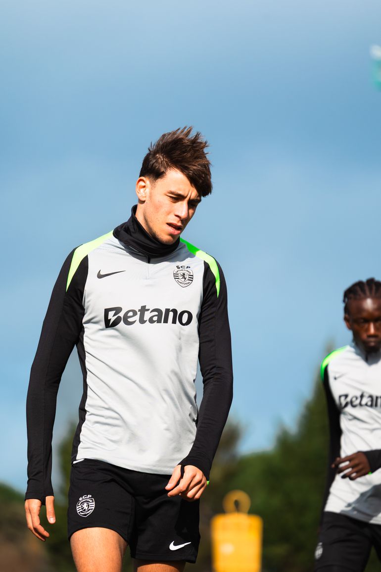 Vagiannidis também não saiu do banco e por isso trabalhou no relvado da Academia