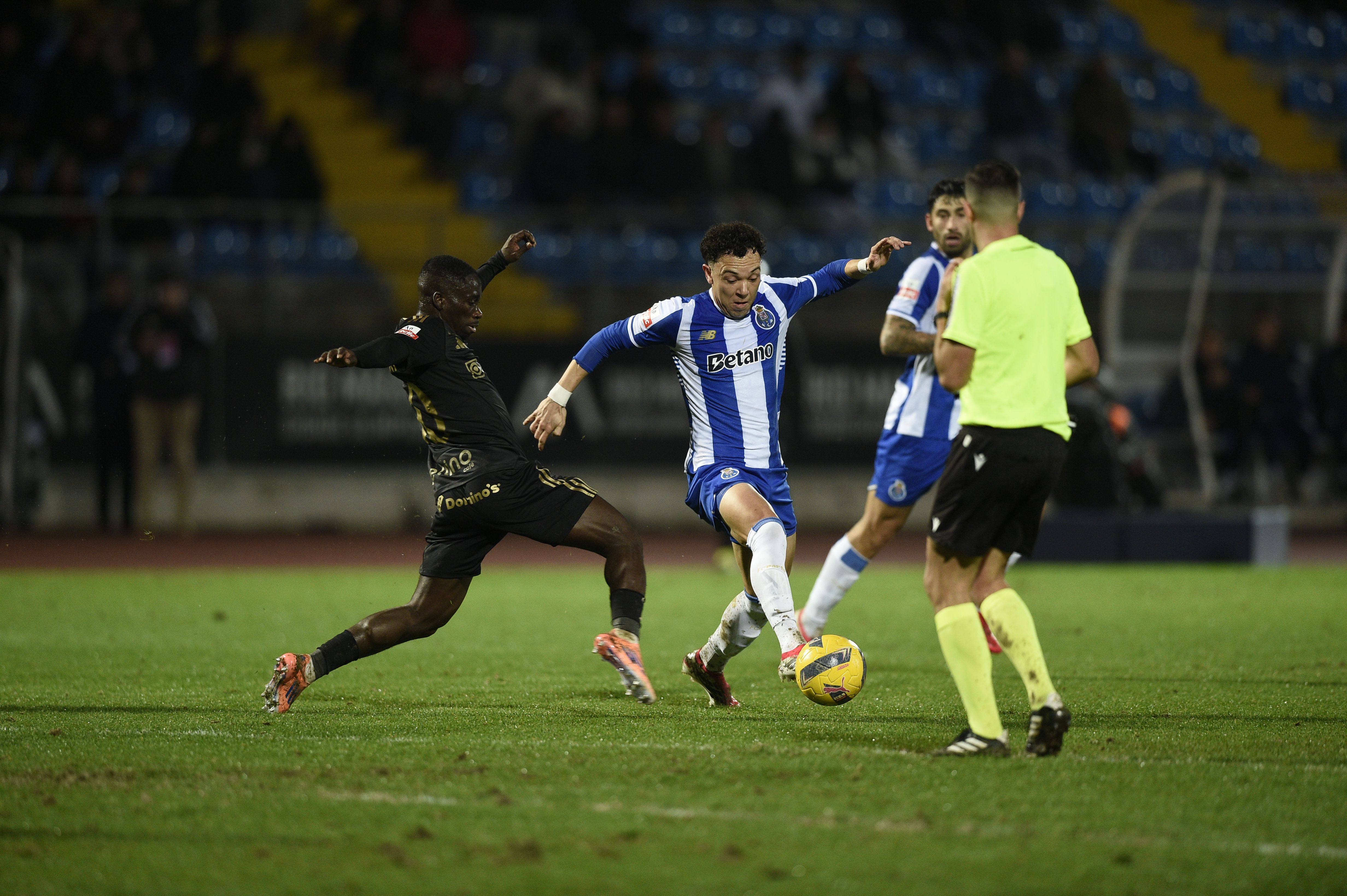 Pepê foge a Ofori no jogo entre o FC Porto e o Casa Pia - Foto: Sérgio Miguel Santos