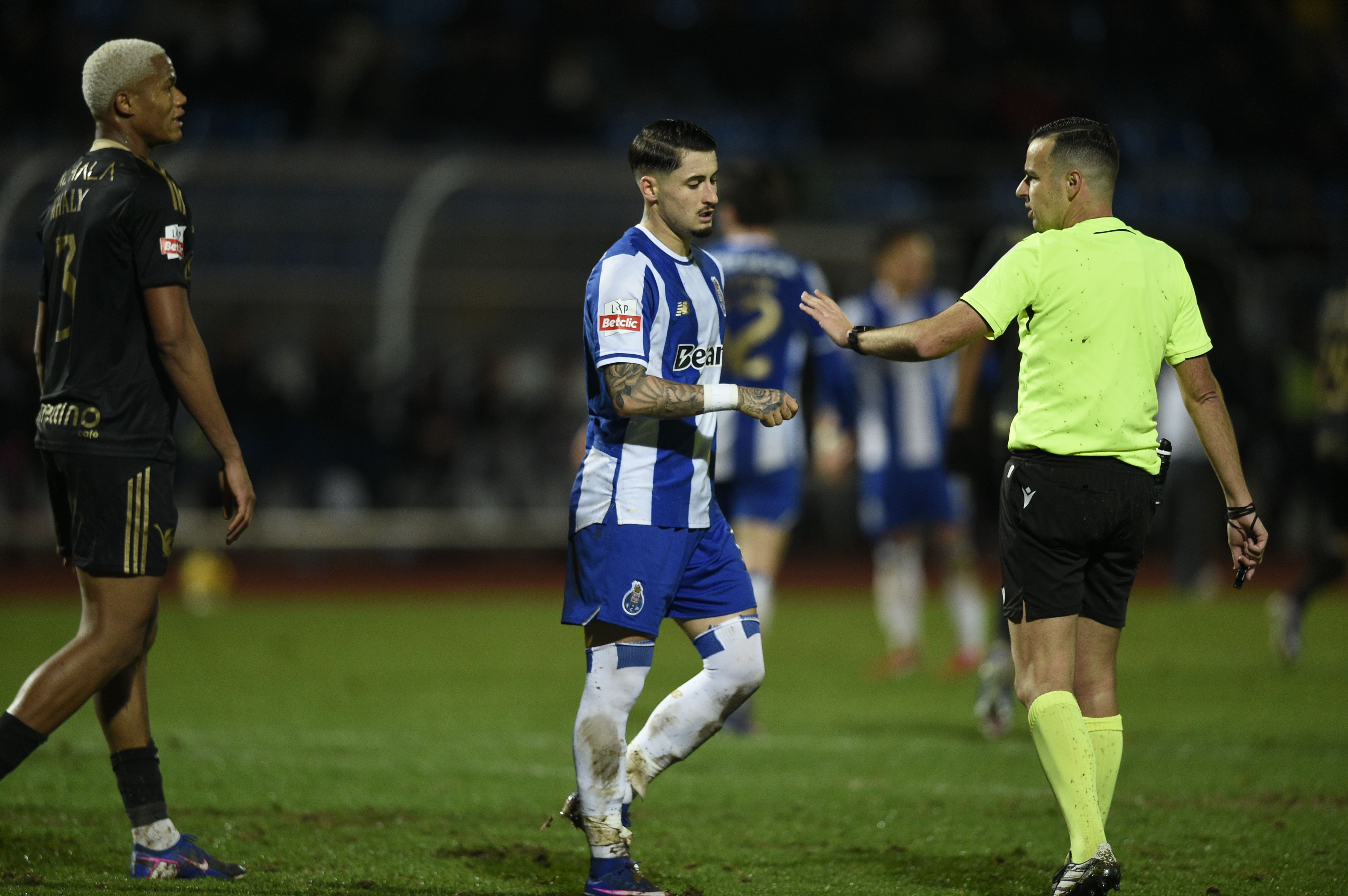 Pedro Ramalho anulou um golo de Borja Sainz, no jogo entre o FC Porto e o Casa Pia - Foto: Sérgio Miguel Santos