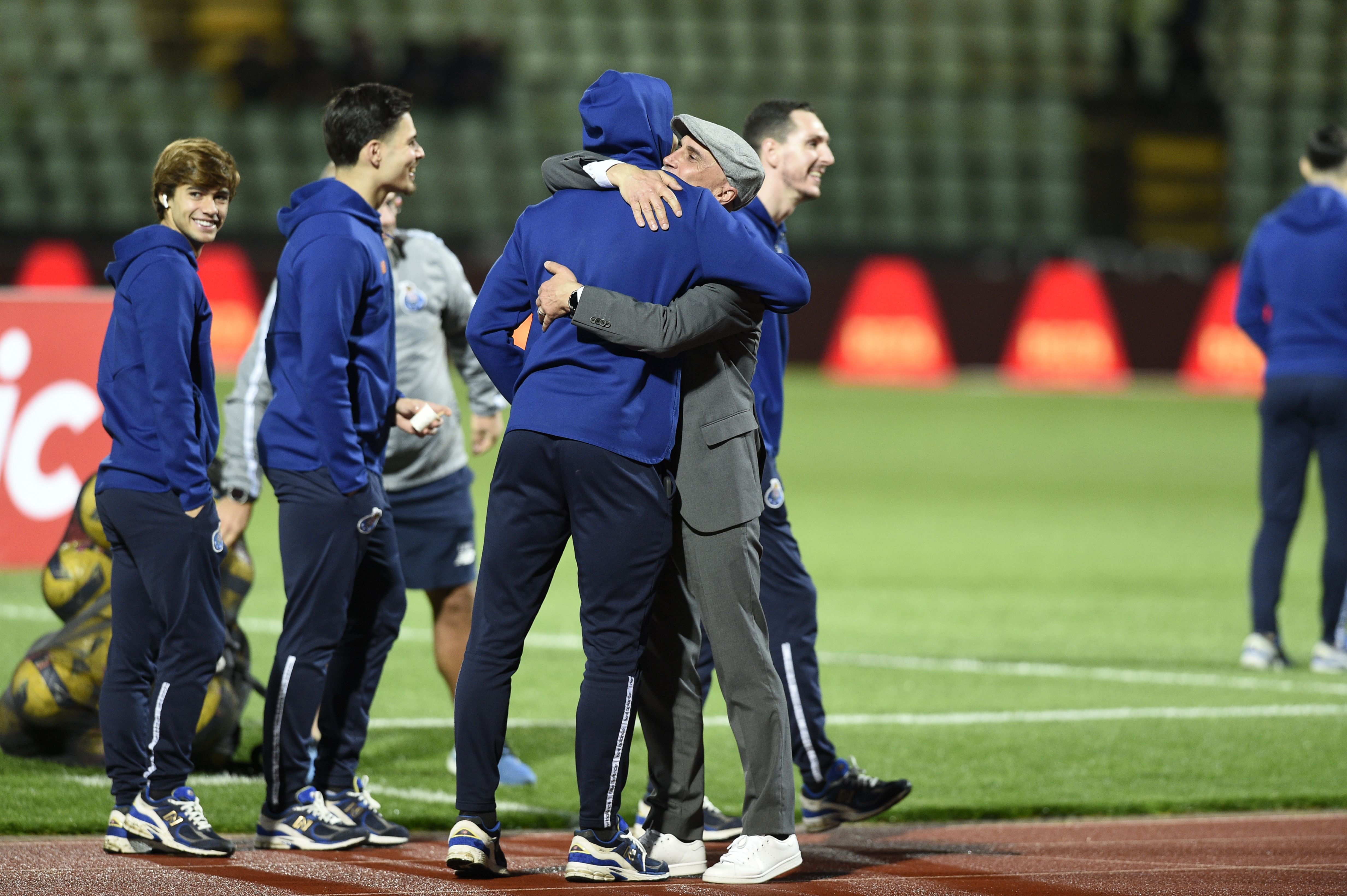 Álvaro Pacheco e Alberto trocam abraço antes do  jogo entre o FC Porto e o Casa Pia - Foto: Sérgio Miguel Santos