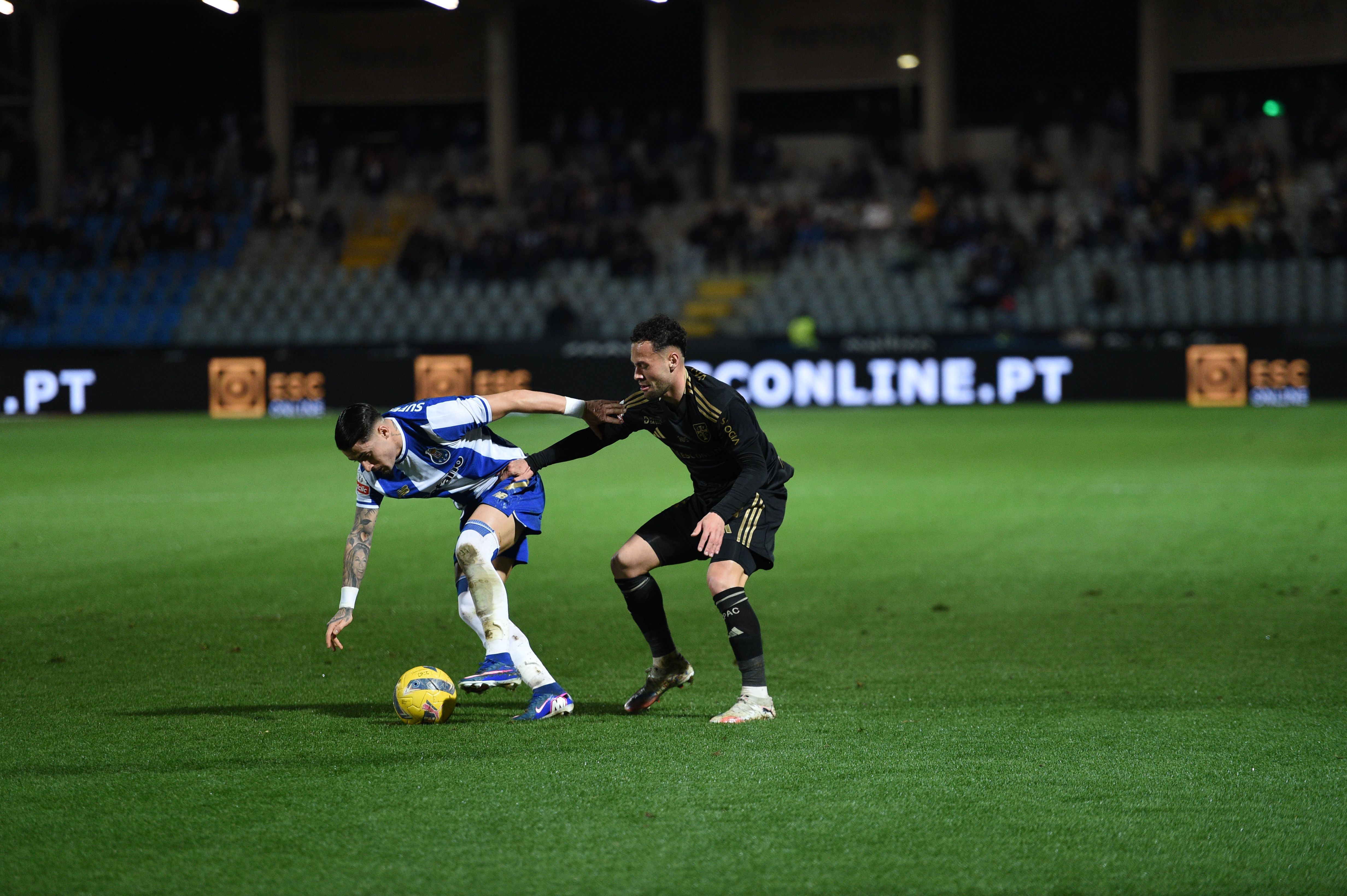Borja Sainz e Tiago Morais em disputa no jogo entre o FC Porto e o Casa Pia - Foto: Sérgio Miguel Santos