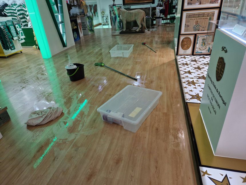 Primeiro andar foi afetado pelo temporal que se fez sentir na última madrugada - Foto: Facebook/Bernardes Dinis