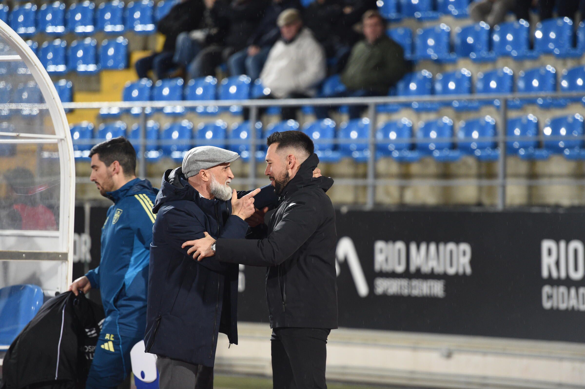 O abraço de Álvaro Pacheco e Farioli antes do Casa Pia-FC Porto - Foto: Sérgio Miguel Santos