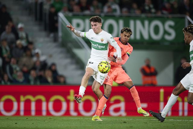 Rodrigo Mendonza num lance com Lamine Yamal, no Elche-Barcelona