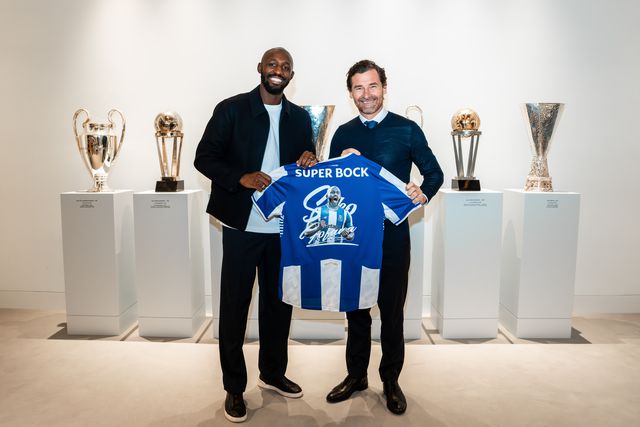 Seko Fofana e o presidente dos dragões, André Villas-Boas - Foto: FC Porto