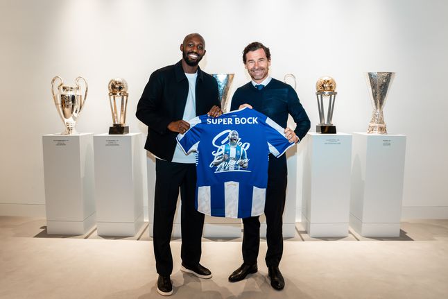 Seko Fofana e o presidente dos dragões, André Villas-Boas - Foto: FC Porto