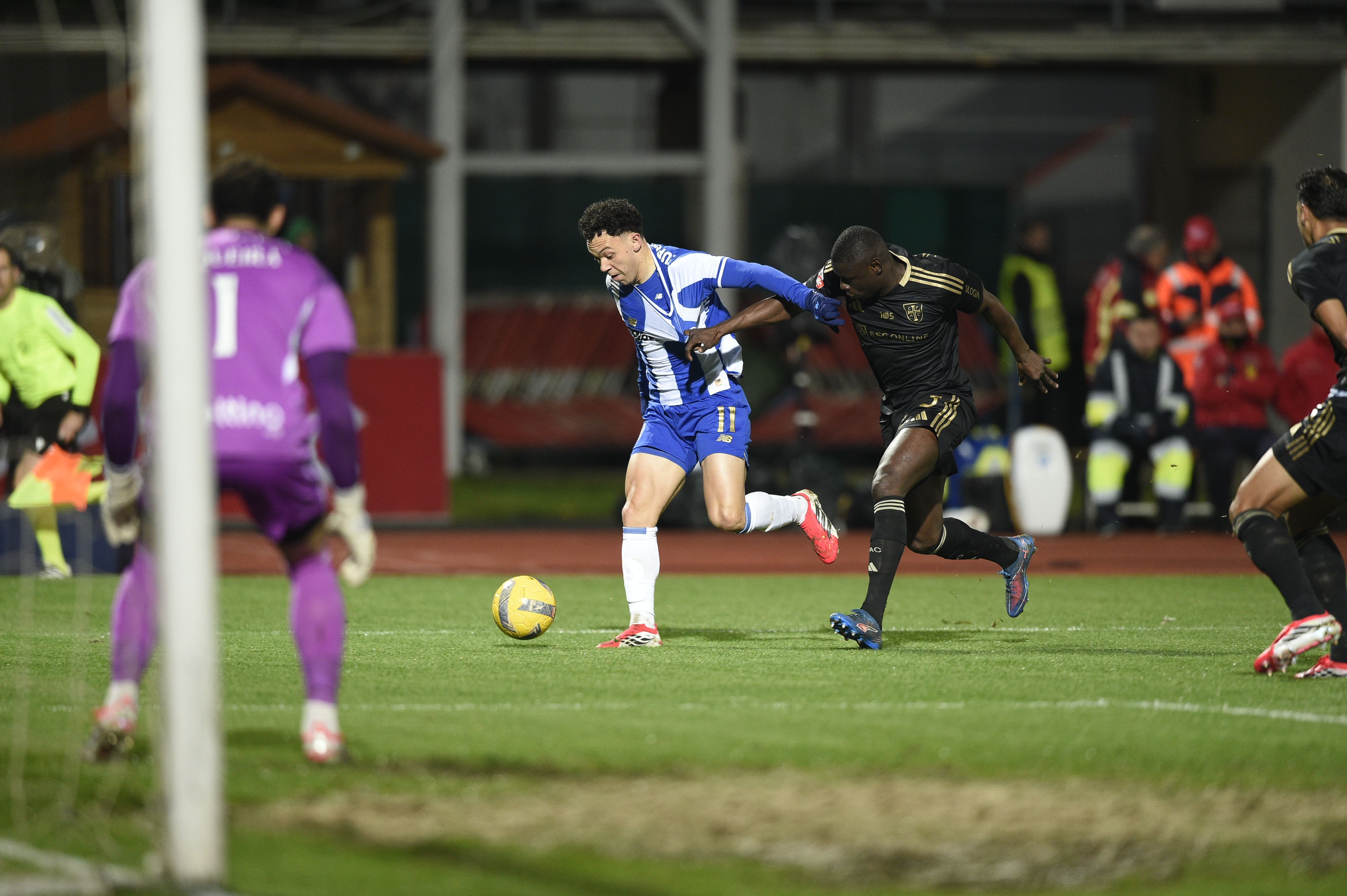 Pepê foge a Conté no jogo entre o FC Porto e o Casa Pia - Foto: Sérgio Miguel Santos