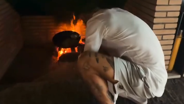 Chef Sergio Ramos cozinha na lareira