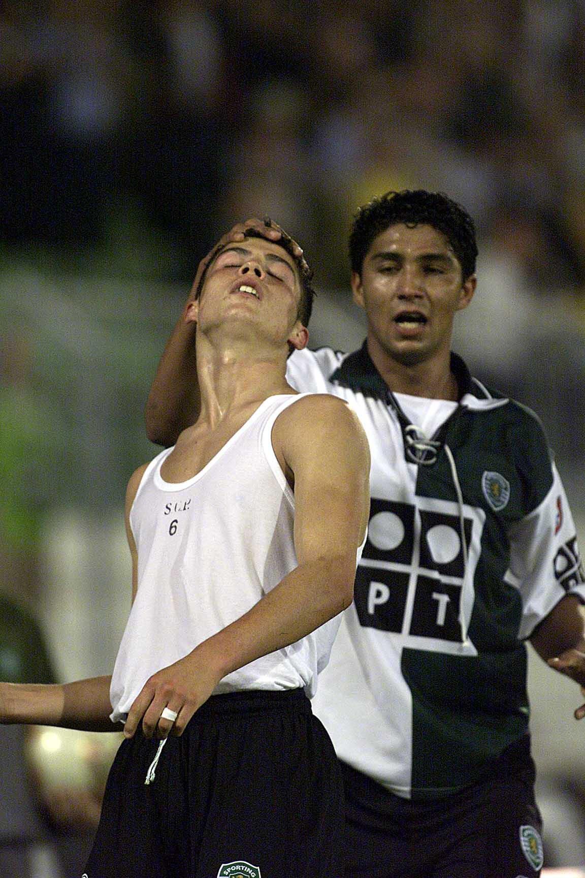 Ronaldo tirou a camisola ao celebrar o primeiro golo da carreira, com 17 anos, frente ao Moreirense (Foto: ASF)