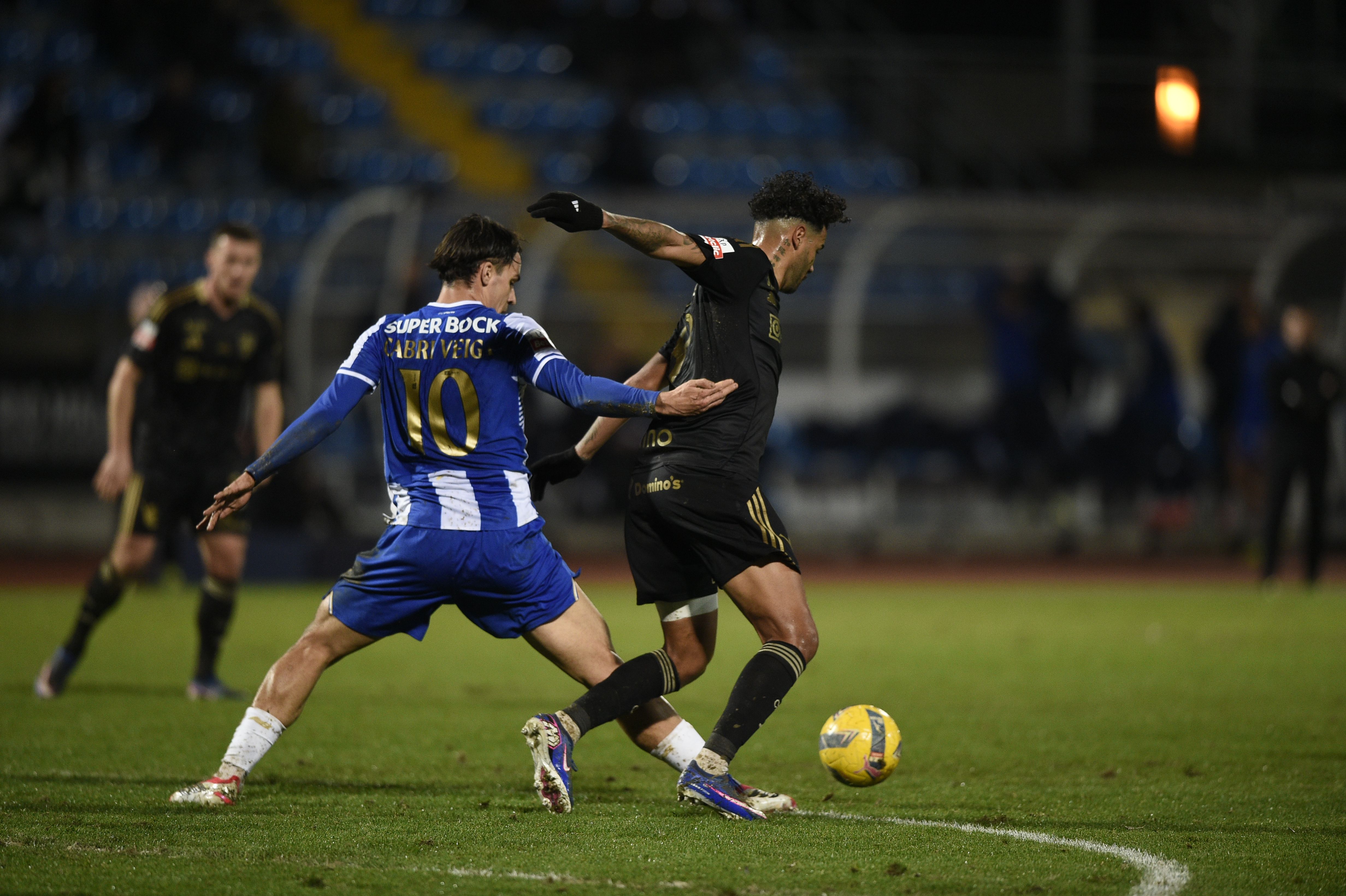 Gabri veiga tenta chegar à bola no jogo entre o FC Porto e o Casa Pia - Foto: Sérgio Miguel Santos