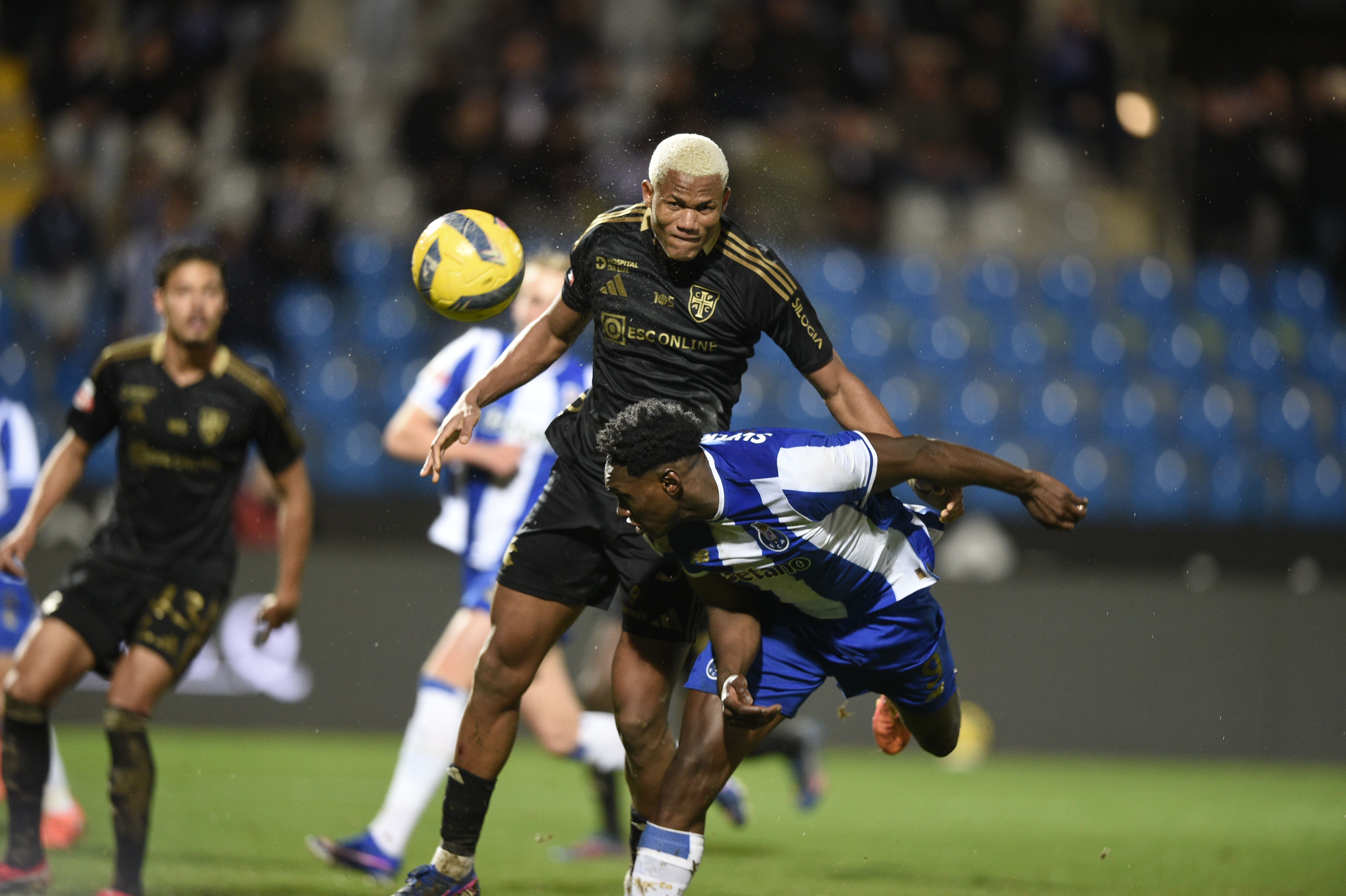 Samu antecipa-se a Khaçy para cabecear no jogo entre o FC Porto e o Casa Pia - Foto: Sérgio Miguel Santos