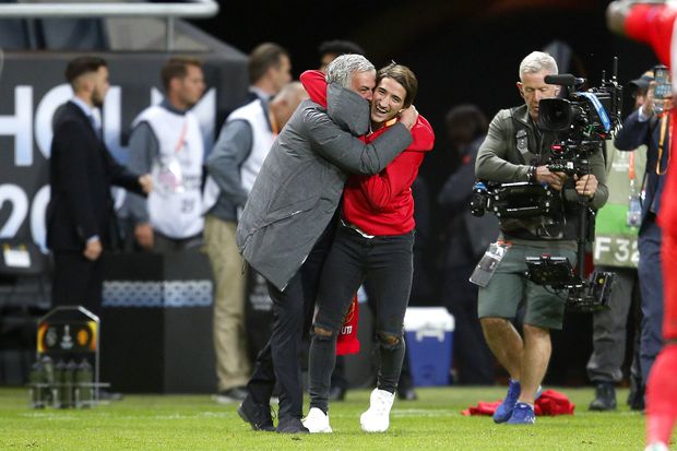 José Mourinho celebra com o filho a conquista da Liga Europa pelo Man. United em 2017