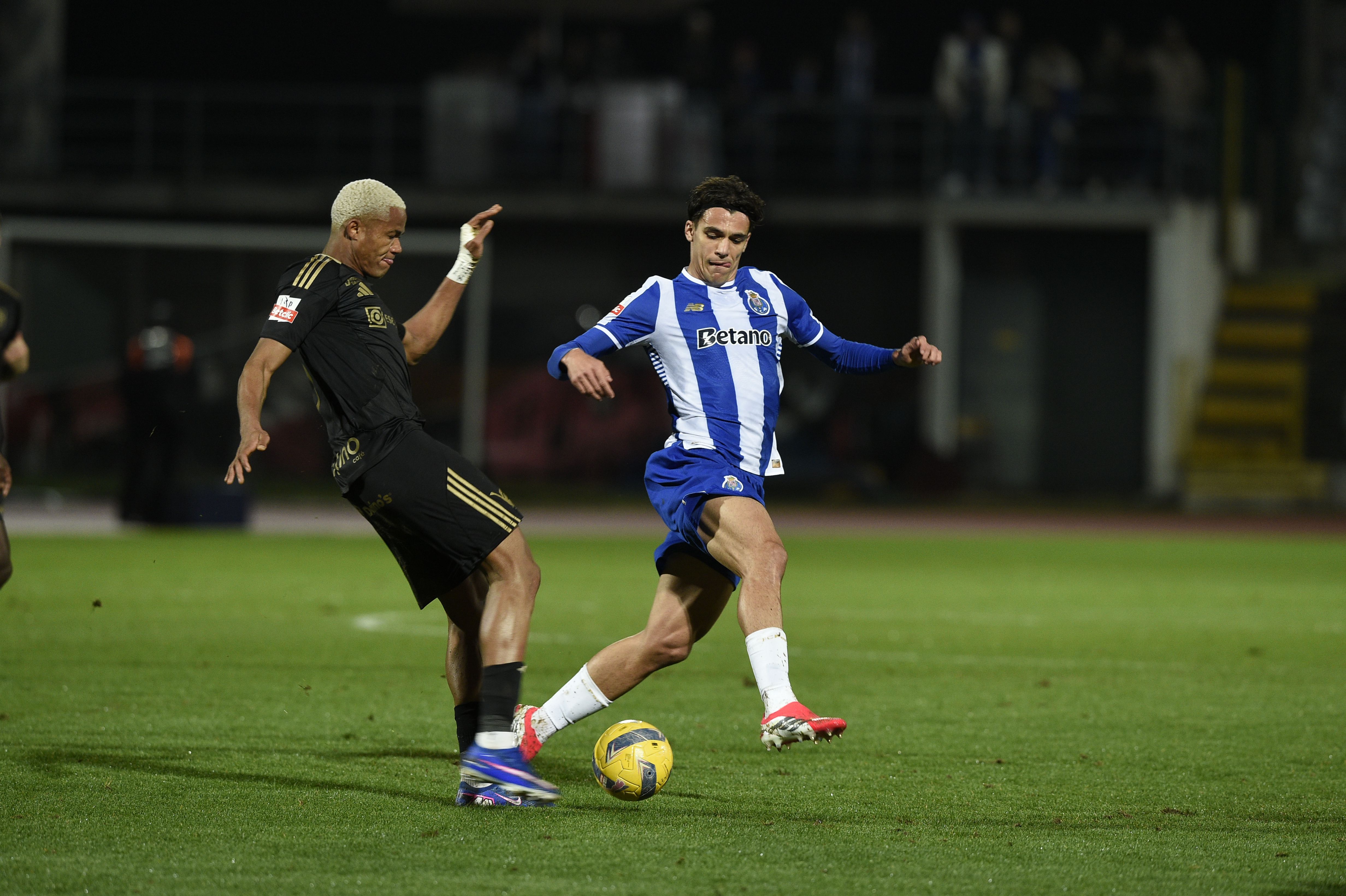 Khaly com a bola perante a pressão de Gabri Veiga no jogo entre o FC Porto e o Casa Pia - Foto: Sérgio Miguel Santos