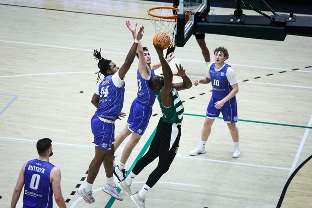 Trapp calou Alvalade num segundo, Benfica tranquilo em Albufeira