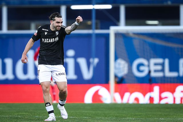 Canarinhos demoraram a acordar dos três socos: a crónica do jogo na Amoreira