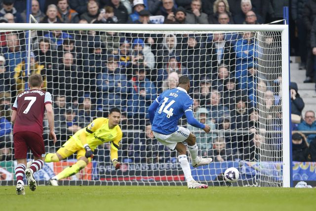 Sean Dyche coloca pressão em Beto: «O penálti tem de entrar»