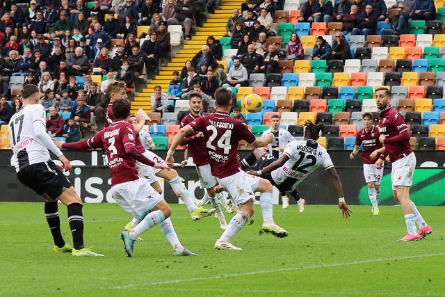 VÍDEO: Udinese empata com Salernitana graças a 'bicicleta'