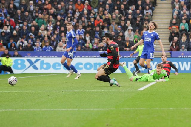 Leicester sofre terceira derrota consecutiva e liderança está em risco