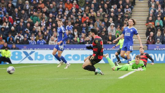 Leicester sofre terceira derrota consecutiva e liderança está em risco