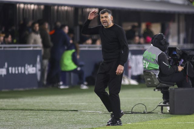 Sérgio Conceição, treinador do Milan, irritado no banco