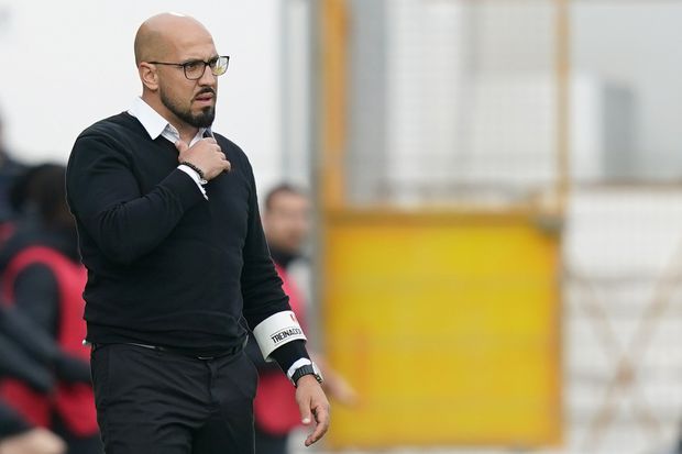 José Faria no banco, no jogo entre o Moreirense e o Estrela da Amadora