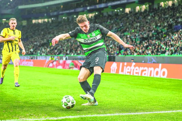 Gyokeres, aqui frente ao Dortmund a  cruzar da esquerda para a área dos alemães, deve ser opção inicial para a receção do Sporting ao Estoril nesta segunda-feira para a 24.ª jornada da Liga