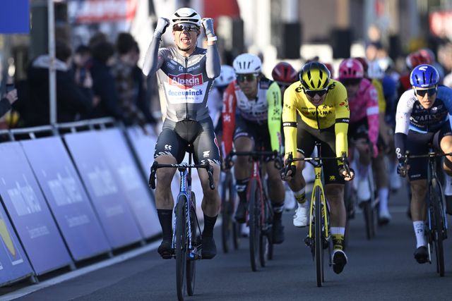 Que rica prenda de aniversário para Philipsen!