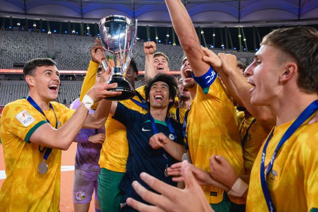 Paul Okon levanta o troféu (AFC)