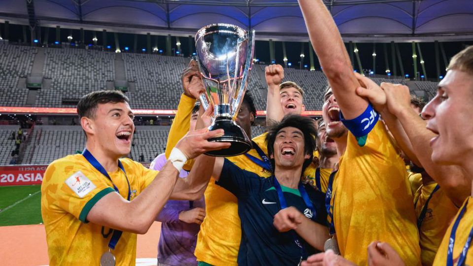Paul Okon levanta o troféu (AFC)
