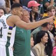 Giannis Antetokounmpo, estrela dos Milwaukee Bucks, em conversa com o técnico, Doc Rivers (IMAGO)