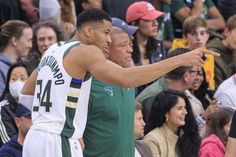 Giannis Antetokounmpo, estrela dos Milwaukee Bucks, em conversa com o técnico, Doc Rivers (IMAGO)