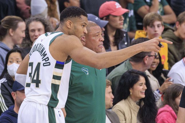 Giannis Antetokounmpo, estrela dos Milwaukee Bucks, em conversa com o técnico, Doc Rivers (IMAGO)