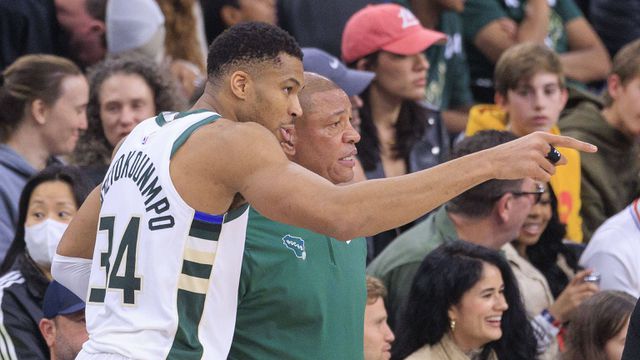 Giannis Antetokounmpo, estrela dos Milwaukee Bucks, em conversa com o técnico, Doc Rivers (IMAGO)