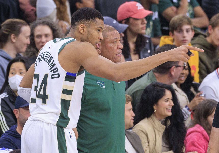 Giannis Antetokounmpo, estrela dos Milwaukee Bucks, em conversa com o técnico, Doc Rivers (IMAGO)