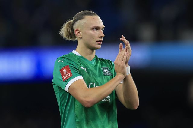 Maksym Talovierov agradece aos adeptos do Plymouth, após o jogo com o Manchester City