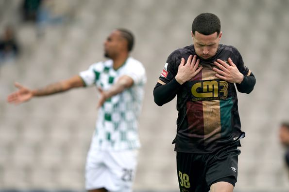 Kikas celebra o golo pelo Estrela da Amadora frente ao Moreirense