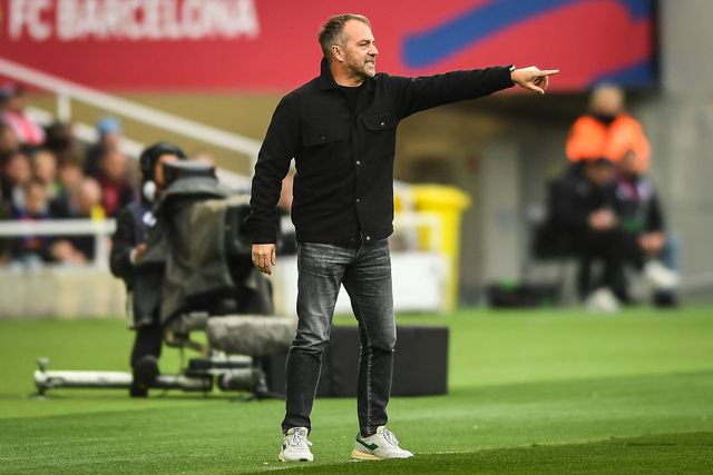 Flick, treinador do Barcelona, dá indicações para dentro de campo