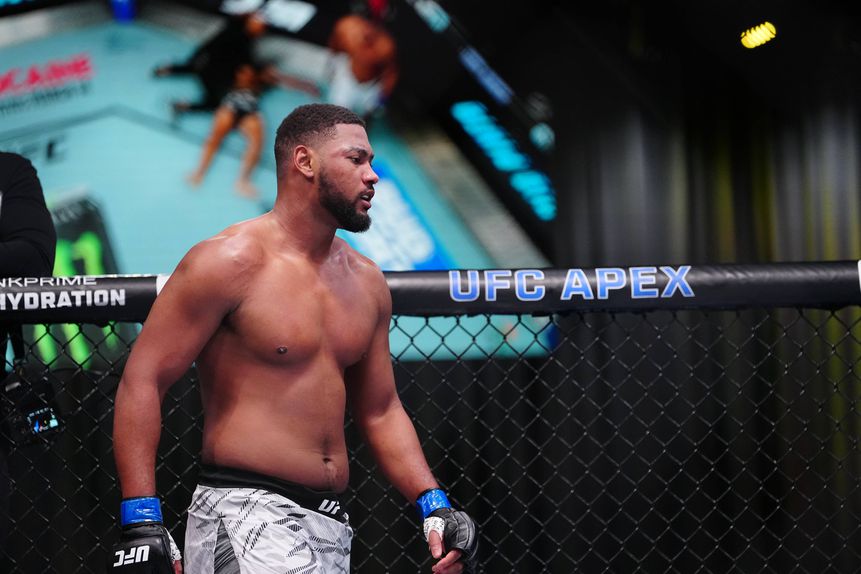 Mário Pinto celebra a vitória por KO no UFC